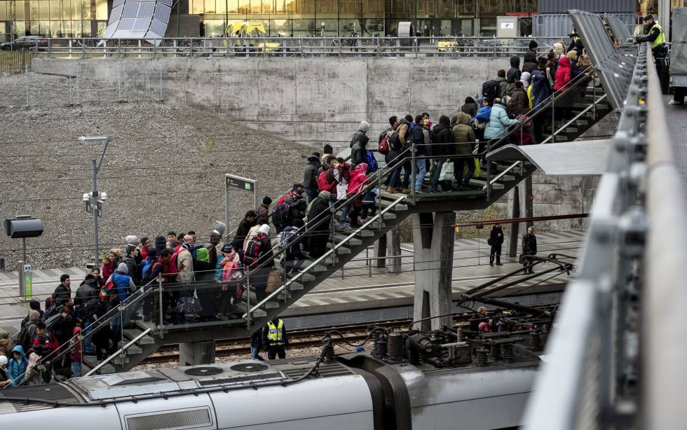Cola de migrantes llegados a Malmö desde Dinamarca el pasado noviembre.