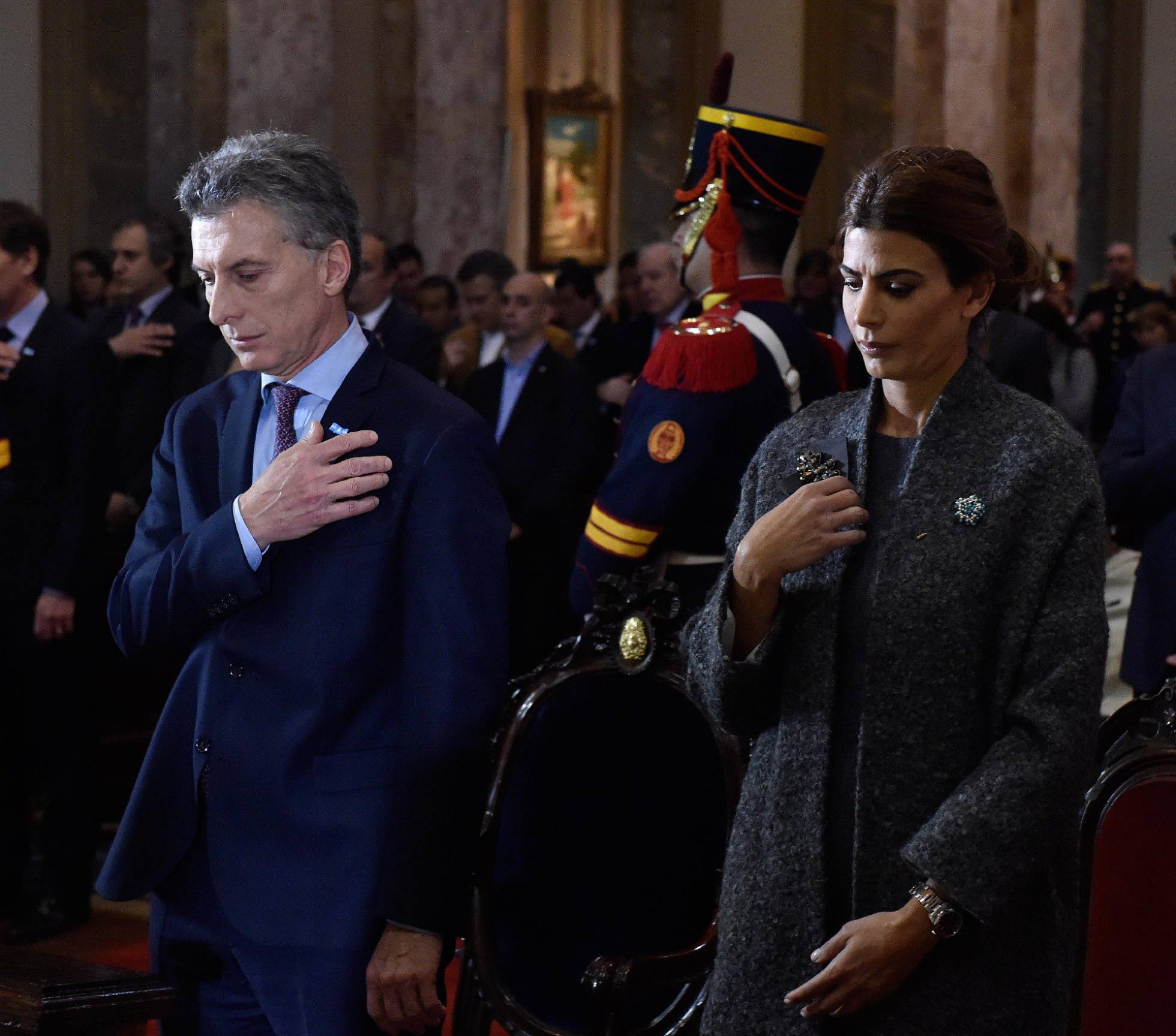Mauricio Macri com sua mulher, Juliana Awada, na catedral portenha. Mauricio Macri com sua mulher, Juliana Awada, na catedral portenha.