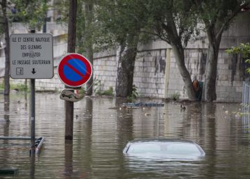 El Sena comienza a descender tras alcanzar su mayor nivel en 34 años El Sena comienza a descender tras alcanzar su mayor nivel en 34 años