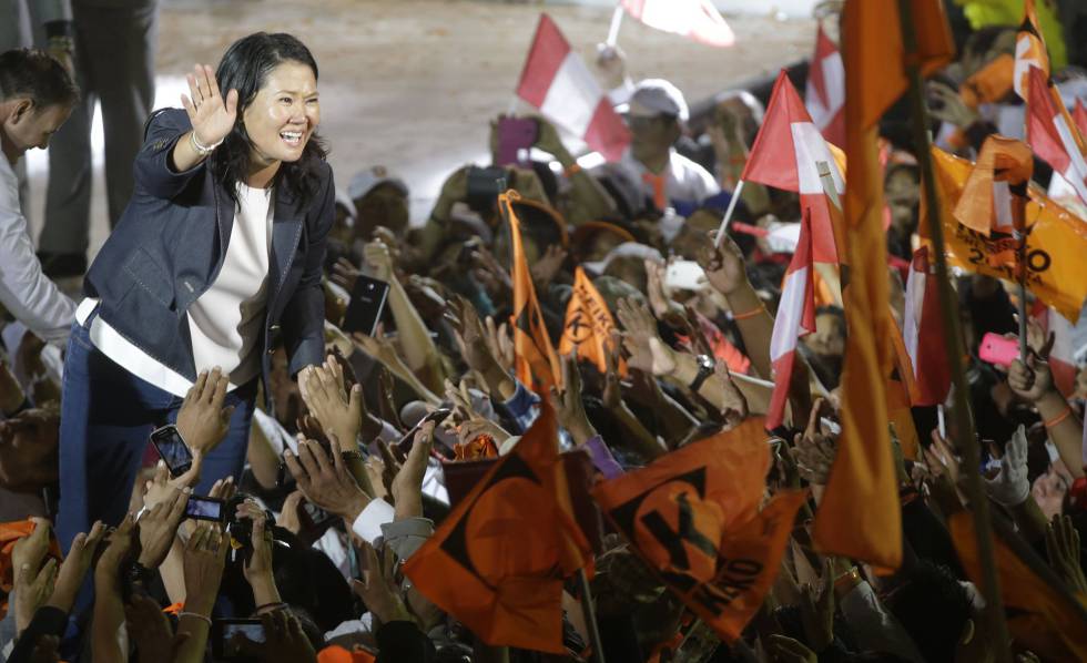 La candidata presidencial Keiko Fujimori saluda a sus seguidores.