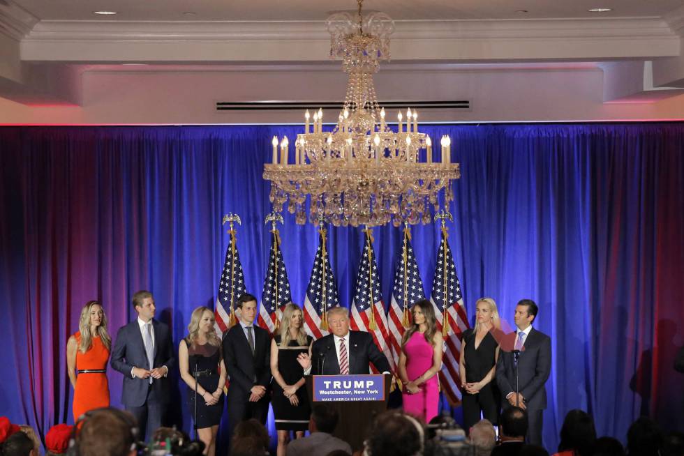 El virtual candidato presidencial republicano Donald Trump habla rodeado por su familia el martes 7 de junio de 2016, en Briarcliff Manor, Nueva York (EE.UU.).