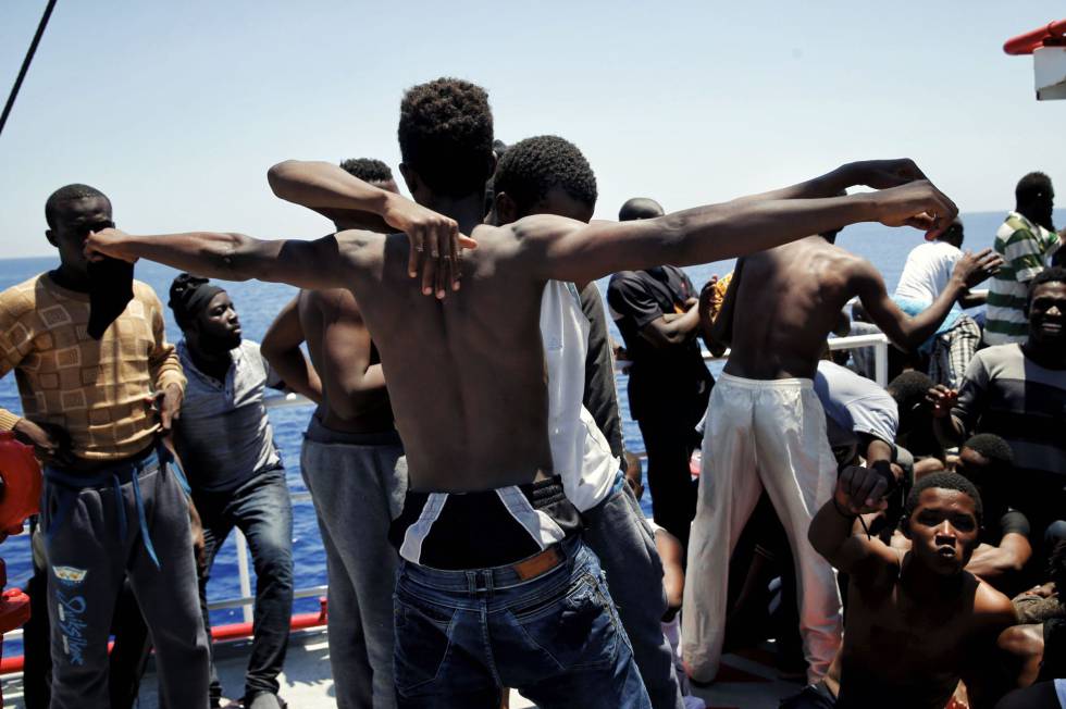 Alegría entre los inmigrantes rescatados.