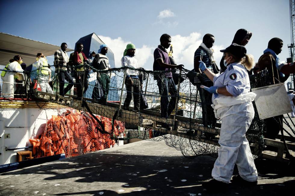 Migrantes subsaharianos llegando a Porto Empedocle (Sicilia). Claudio Álvarez