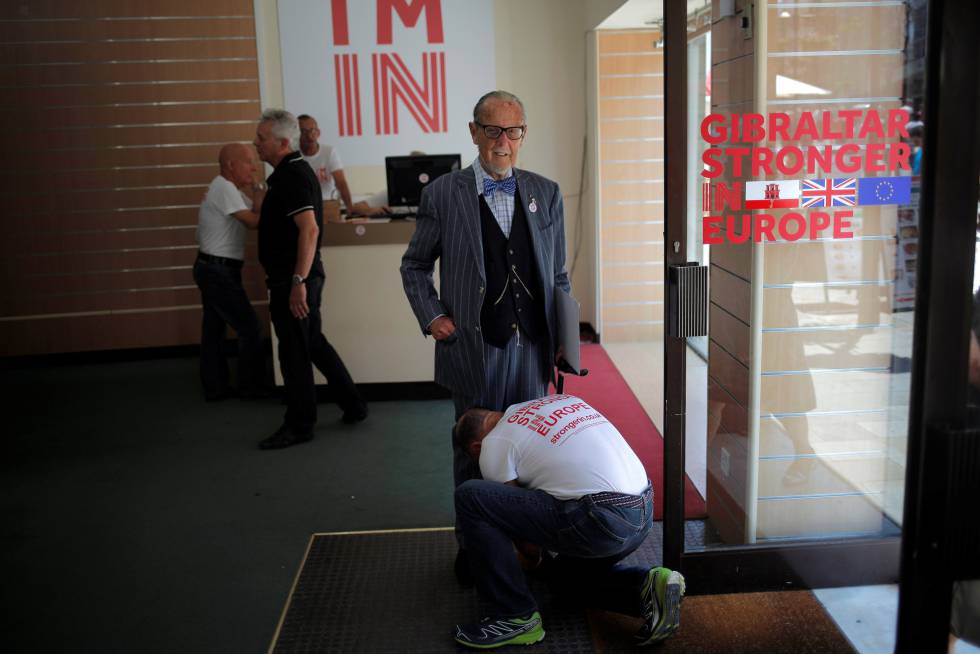 Un voluntario le ata los zapatos al exdirigente de Gibraltar Solomon Levy