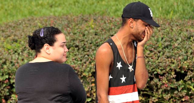 Amigos y familiares de los atacados en el club Pulse de Orlando, en las inmediaciones del local. Amigos y familiares de los atacados en el club Pulse de Orlando, en las inmediaciones del local.