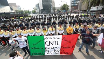 La policía custodia una protestas de la CNTE en la Ciudad de México a principios de mes.