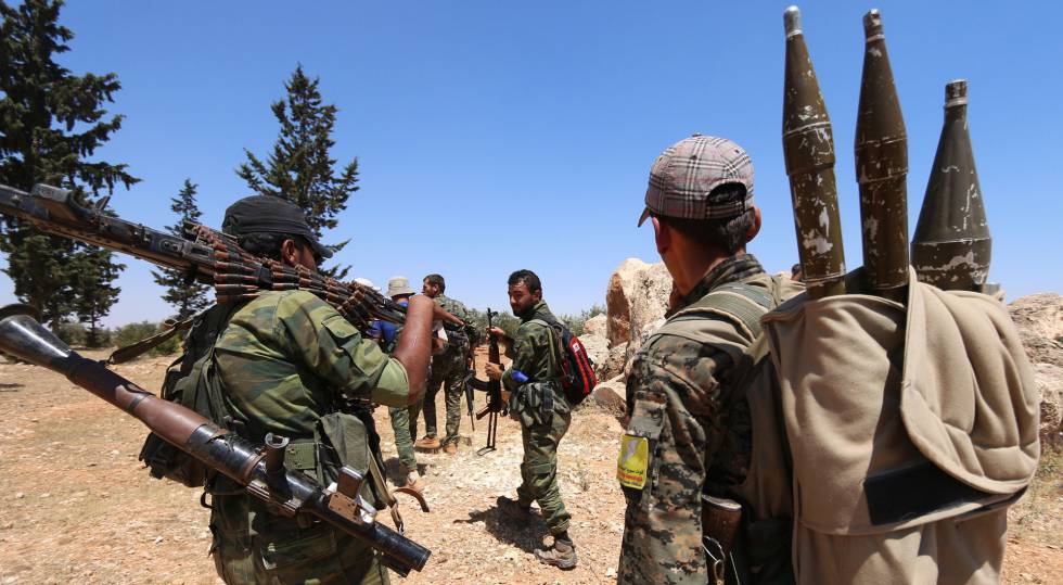 Combatientes rebeldes este lunes en la zona rural occidental de Manbij, en Alepo, Siria.