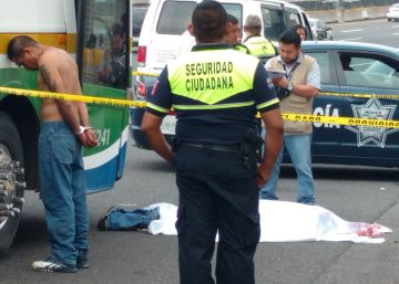 Pasajeros de un bus linchan a un asaltante en México