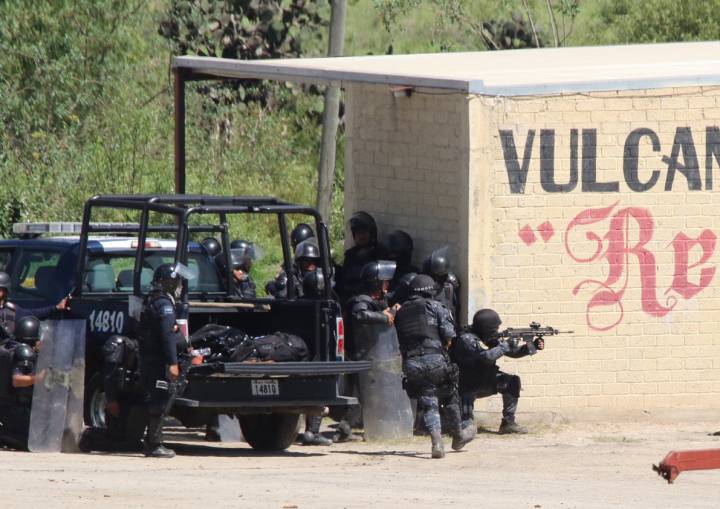 Violentos enfrentamientos entre policías y maestros radicales en Oaxaca Violentos enfrentamientos entre policías y maestros radicales en Oaxaca