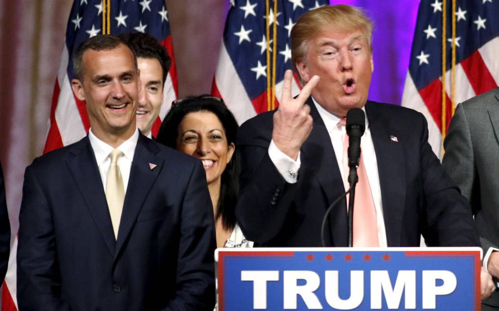 El hasta ahora jefe de campaña de Trump, Corey Lewandowski, a la izquierda del magnate en un acto del pasado marzo.