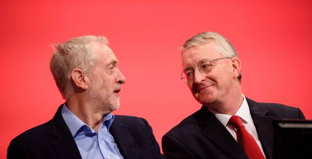 Jeremy Corbyn, a la izquierda, junto a Hilary Benn, en septiembre de 2015 en Brighton. Jeremy Corbyn, a la izquierda, junto a Hilary Benn, en septiembre de 2015 en Brighton.
