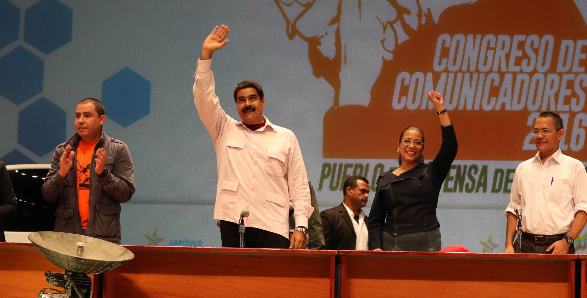 Nicolás Maduro, en el centro con el brazo levantado, este lunes. Nicolás Maduro, en el centro con el brazo levantado, este lunes.