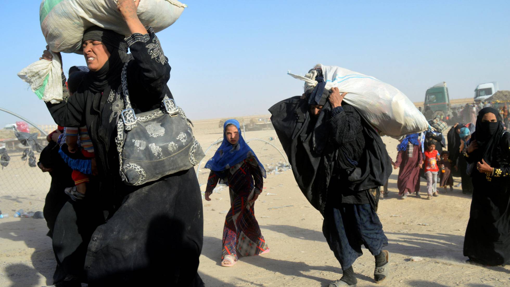 Mujeres desplazadas por la violencia del ISIS llegan a una base militar en la ciudad iraquí de Ramadi. Mujeres desplazadas por la violencia del ISIS llegan a una base militar en la ciudad iraquí de Ramadi.