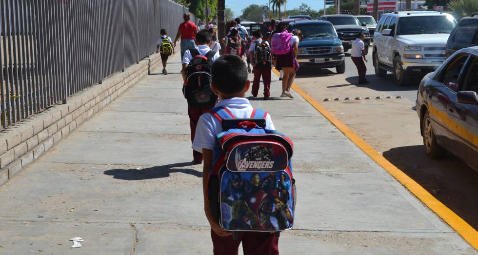 Niños a las afueras de una escuela en Sonora, norte de México.