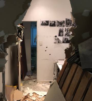 Os atacantes destruíram até a alvenaria da redação. Os atacantes destruíram até a alvenaria da redação.