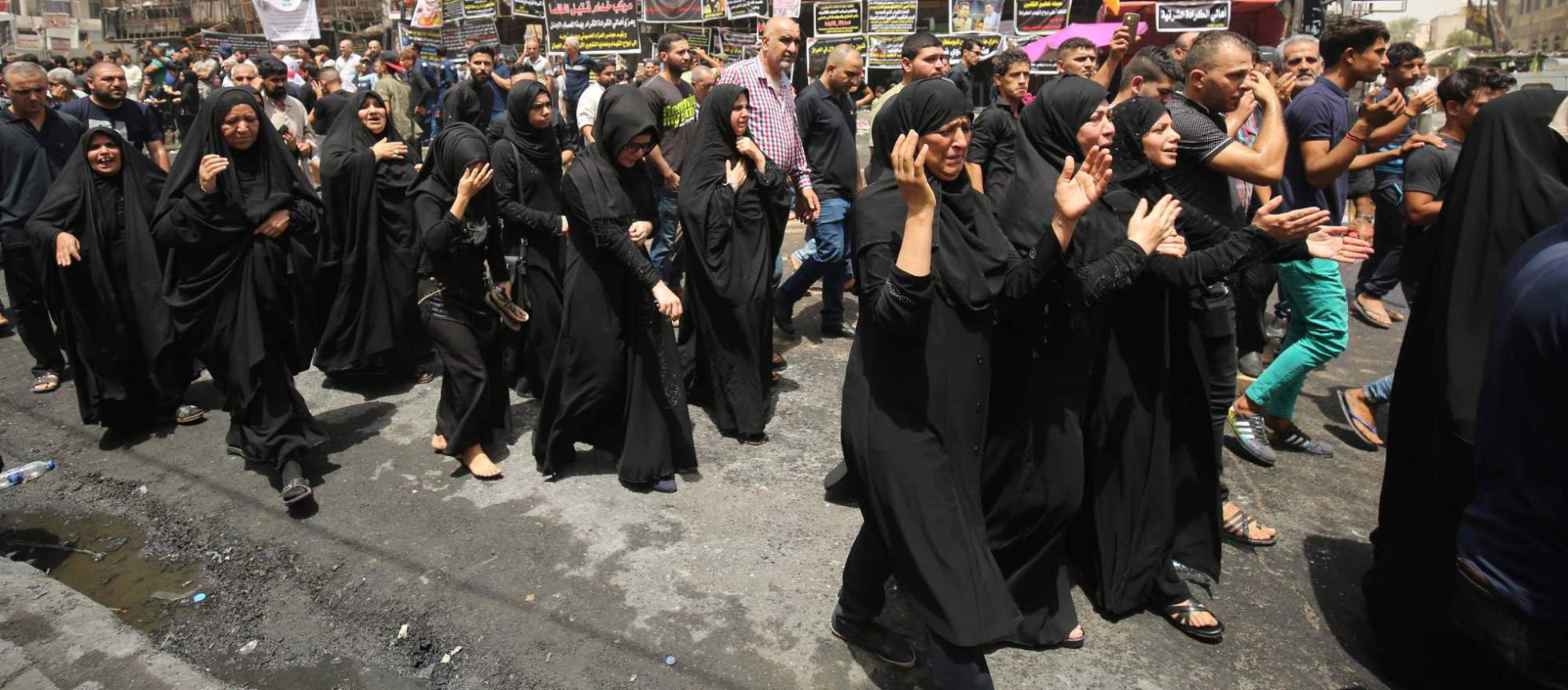 Un cortejo fúnebre pasa por el lugar del atentado del domingo en Bagdad. Un cortejo fúnebre pasa por el lugar del atentado del domingo en Bagdad.
