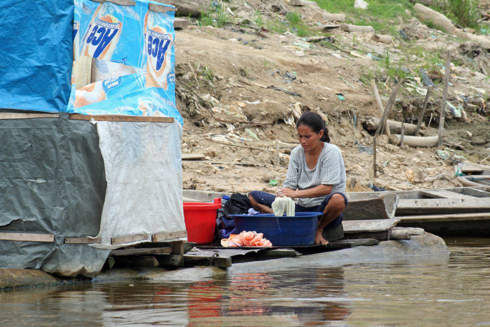 Una mujer lava ropa en Íquitos, Perú. Una mujer lava ropa en Íquitos, Perú.