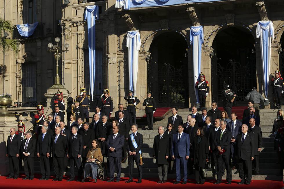 Mauricio Macri y su equipo frente a la sede del Gobierno en Tucumán.