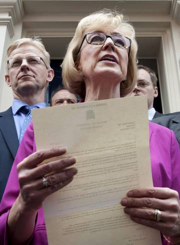 Andrea Leadsom anuncia la retirada de la seva candidatura, aquest dilluns a Londres.