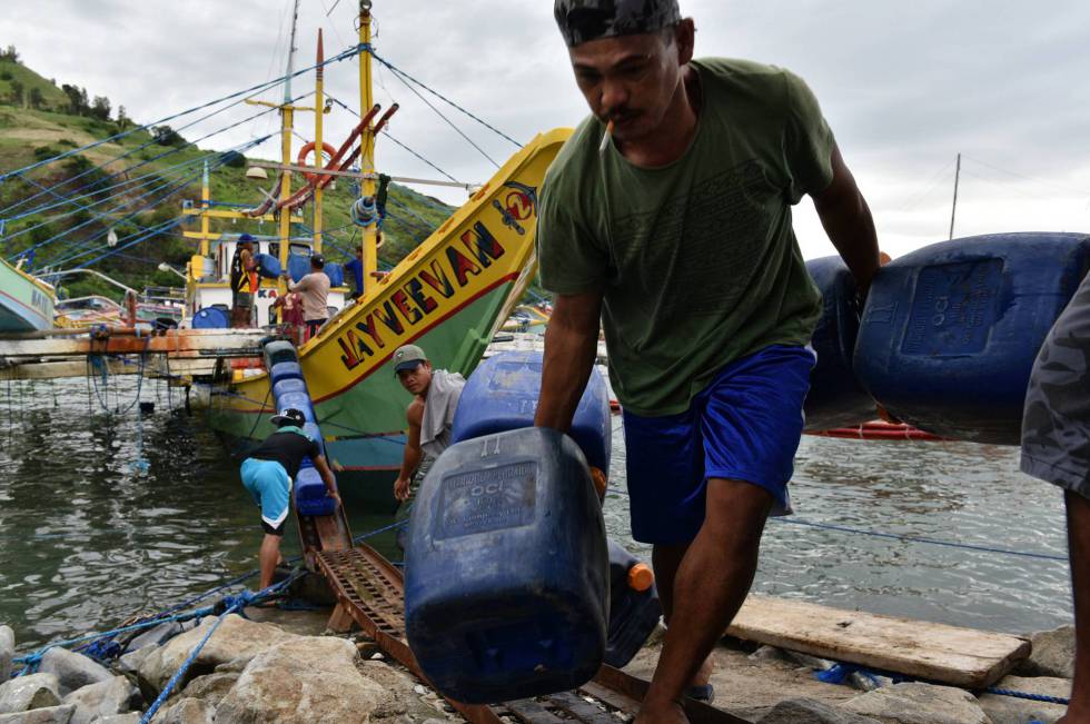 Pescadores filipinos, antes de salir a las islas Spratly, que China y varios países se disputan.