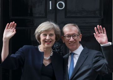 Theresa May toma posse e nomeia porta-voz do Brexit como chanceler