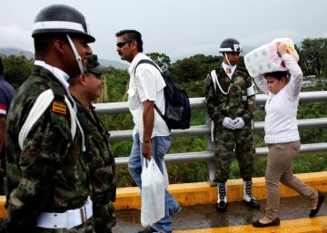 Venezolanos cruzan de vuelta la frontera con Colombia.