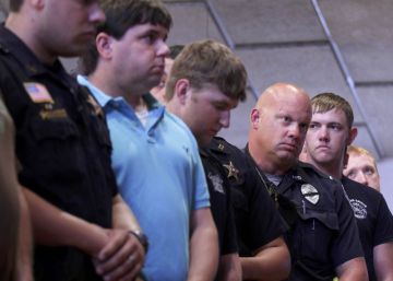 Luto, dúvidas e choque se abatem sobre Baton Rouge após a morte de três policiais