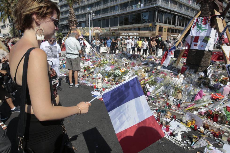 Varias personas observan este lunes el lugar del atentado en Niza, convertido en punto de homenaje a las víctimas.