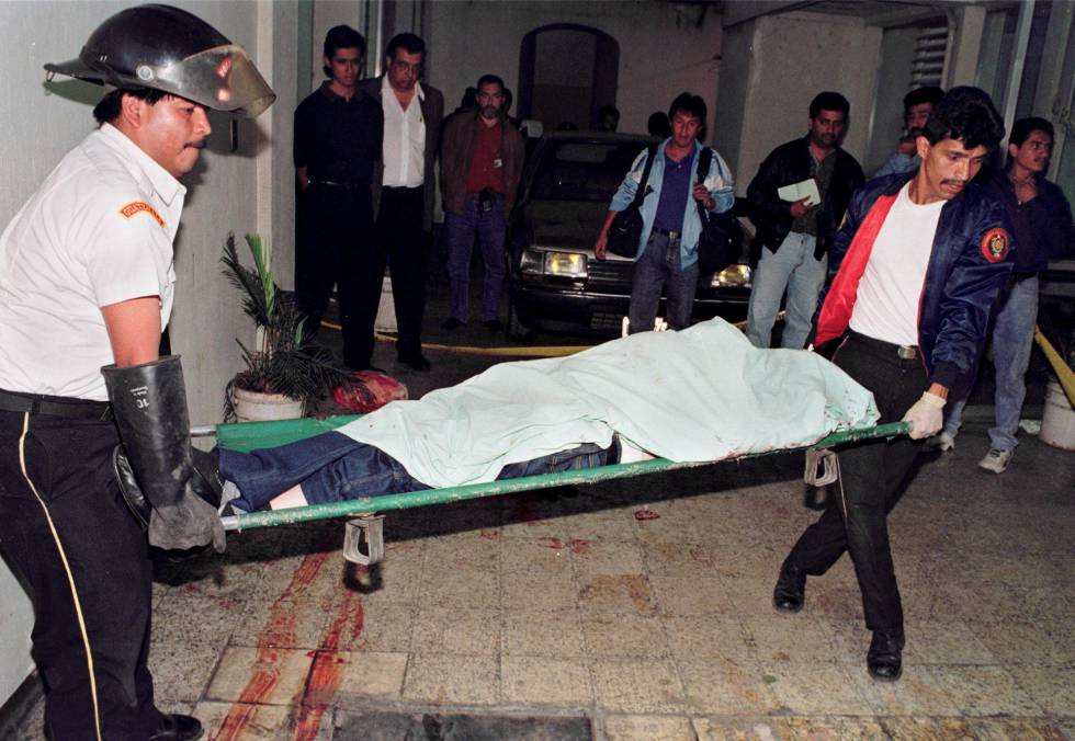 Dos bomberos trasladan el cuerpo sin vida del obispo auxiliar de Guatemala Juan Gerardi, en 1998.