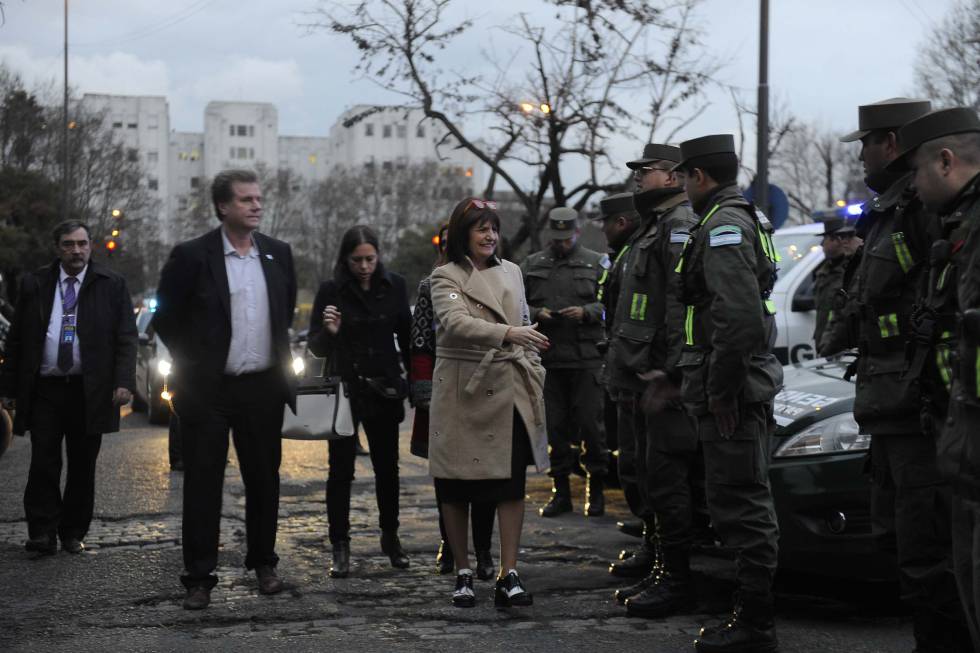 La ministra de Seguridad, Patricia Bullrich, saluda a efectivos de gendarmería.