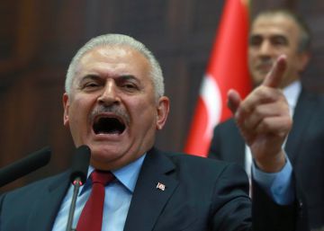Turquia afasta 15.000 funcionários do Ministério da Educação Turquia afasta 15.000 funcionários do Ministério da Educação