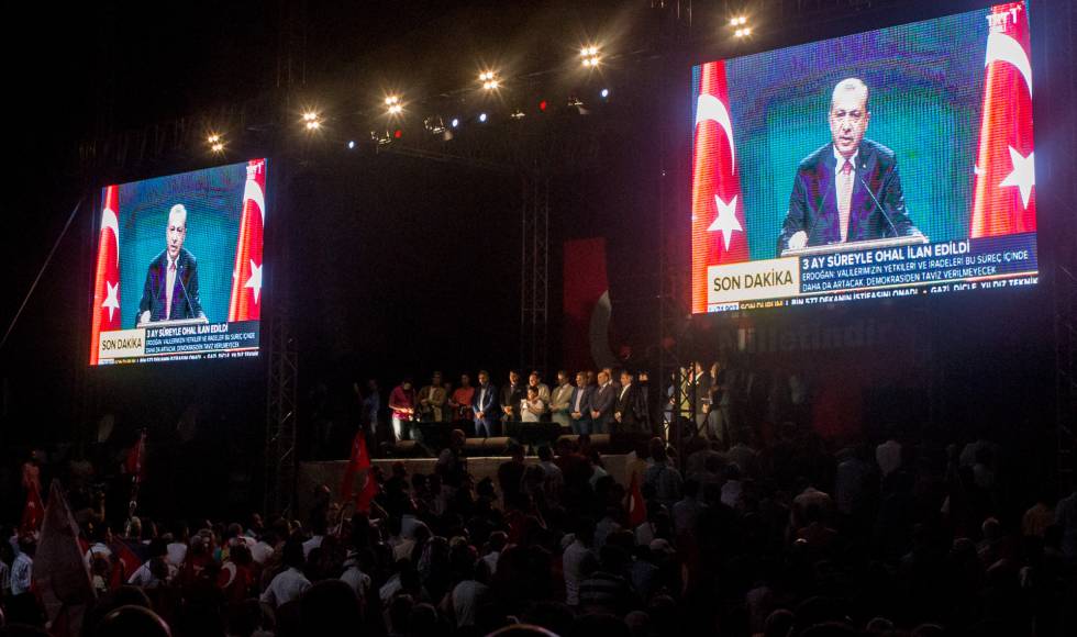 Cientos de turcos siguen el discurso de Erdogan, el miércoles en la plaza Taksim (Estambul).