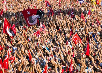 Dezenas de milhares de turcos lotam a Praça Taksim “contra os golpes e a ditadura” Dezenas de milhares de turcos lotam a Praça Taksim “contra os golpes e a ditadura”
