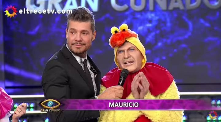 Tinelli viste de pollo al imitador de Macri. Tinelli viste de pollo al imitador de Macri.