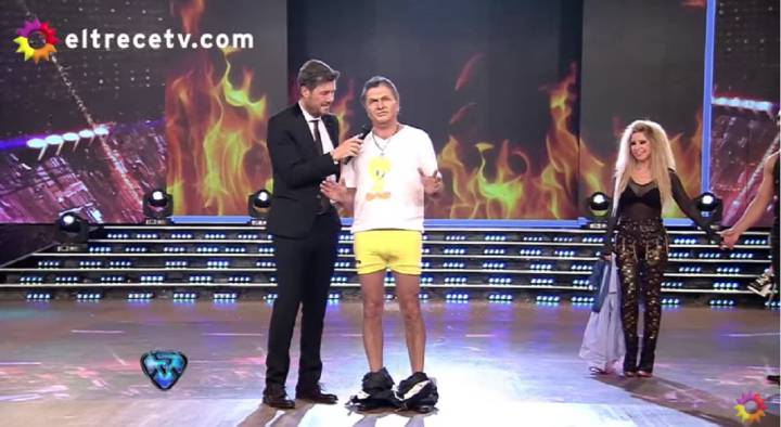 El imitador de Macri se desnuda en cámara para combatir el calor. El imitador de Macri se desnuda en cámara para combatir el calor.