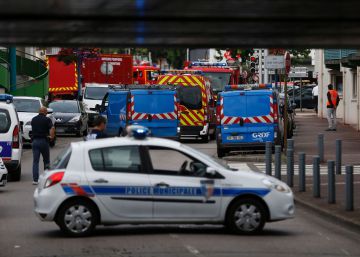 Padre morre degolado após ser feito refém do Estado Islâmico em igreja da França