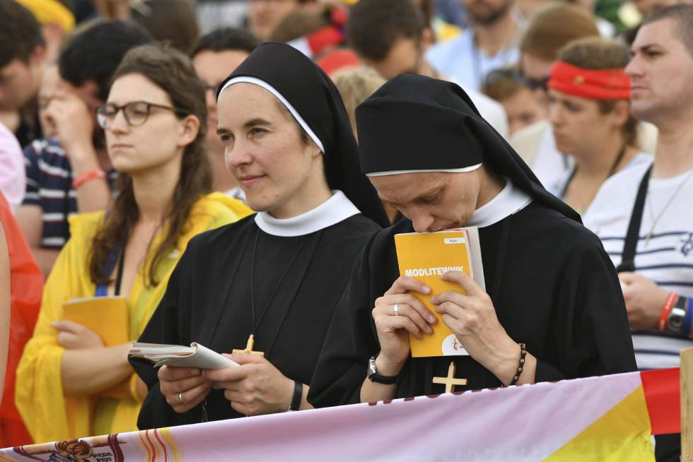 Dos monjas rezan durante la misa inaugural de la JMJ, este martes