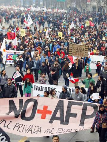 Miles de personas se manifestaron el domingo en contra del sistema de pensiones en Santiago de Chile.