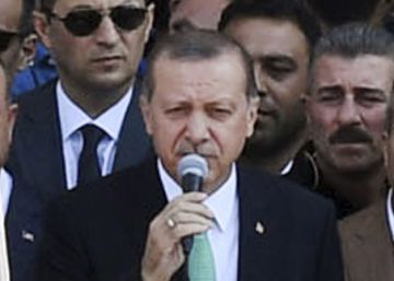 Turquia fecha mais de 130 meios de comunicação após tentativa de golpe