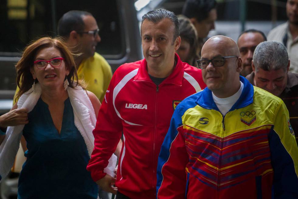 Jorge Rodríguez (derecha), a su llegada al CNE. Jorge Rodríguez (derecha), a su llegada al CNE.