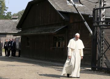 El Papa Francisco reza en silencio en el campo de exterminio de Auschwitz El Papa Francisco reza en silencio en el campo de exterminio de Auschwitz