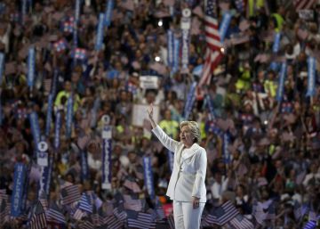 Hillary Clinton promet un “lideratge ferm” en un “moment decisiu”