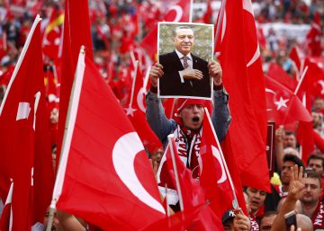 Miles de turcos salen a la calle en la ciudad alemana de Colonia en apoyo a Erdogan