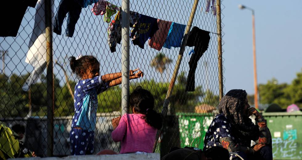 Refugiadas a la espera de continuar su ruta en Atenas.