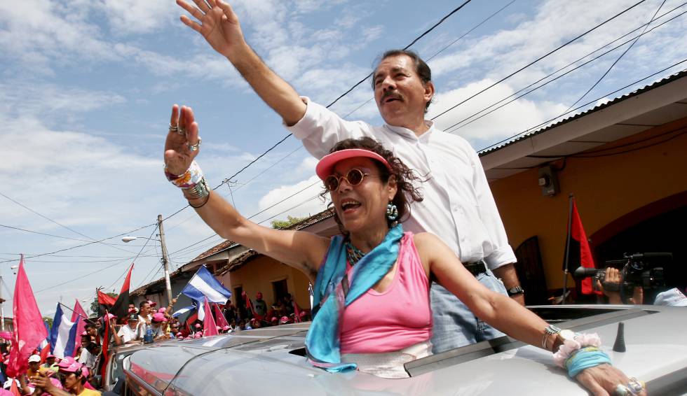 Daniel Ortega y Rosario Murillo en un mitin en Granada en 2006.rn 