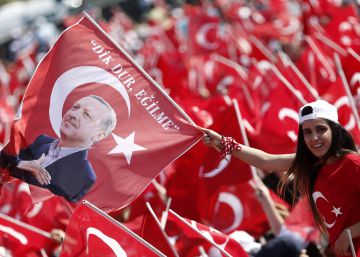 Erdogan exibe seu respaldo em um histórico ato contra o golpe Erdogan exibe seu respaldo em um histórico ato contra o golpe