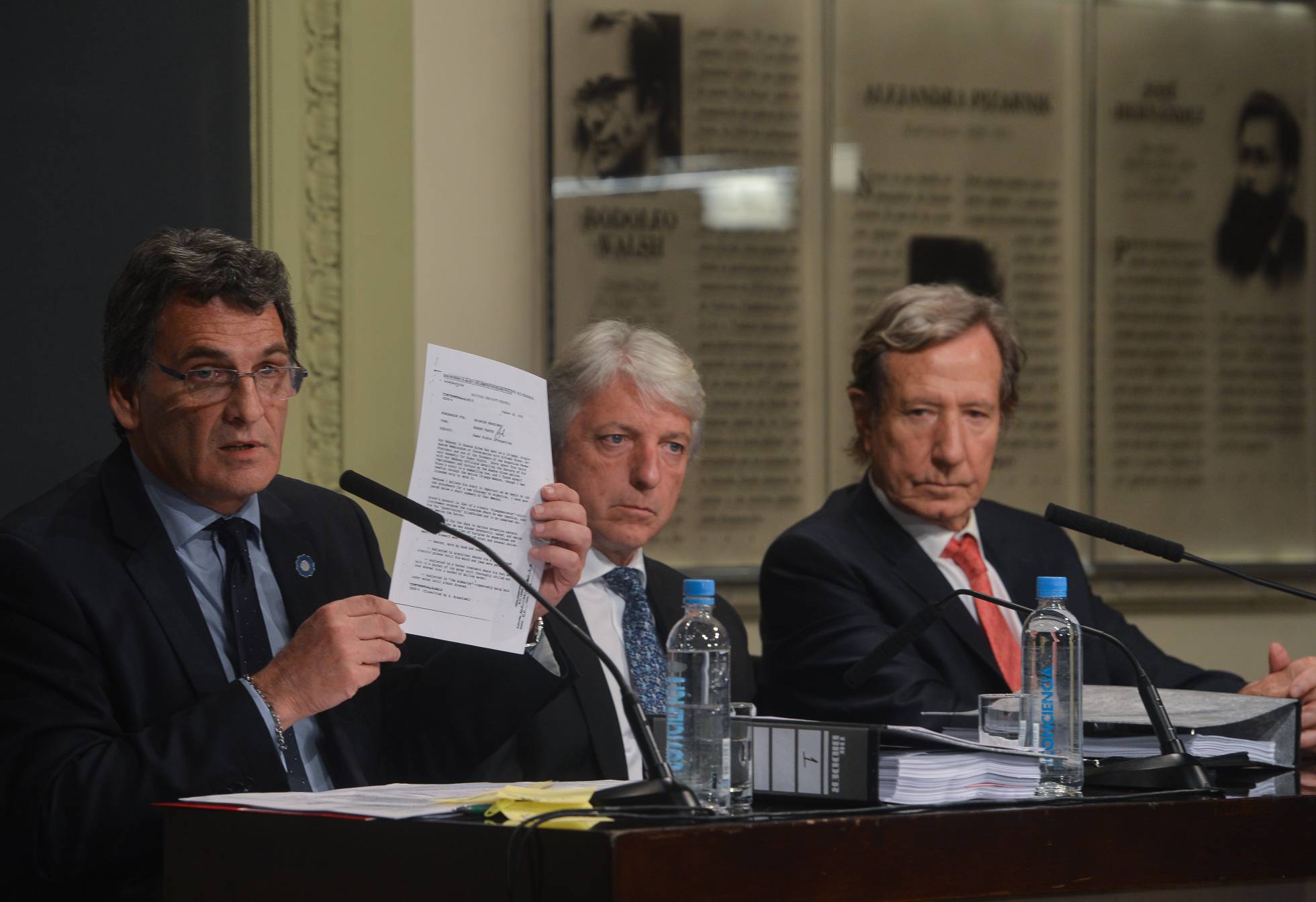 O secretário de direitos humanos argentino, Claudio Avruj, mostra o relatório. O secretário de direitos humanos argentino, Claudio Avruj, mostra o relatório.