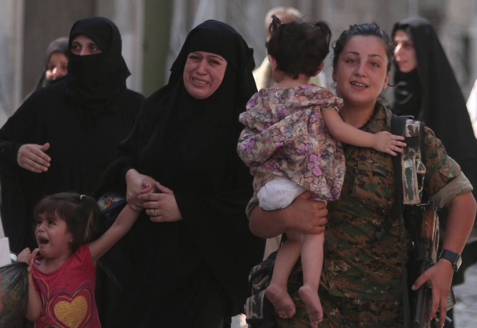 Una miliciana kurda rescata a civiles capturados por el ISIS en Manbij