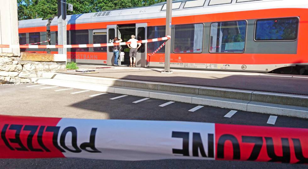 El tren en el que un hombre atacó a pasajeros, este sábado en la estación de Salez-Sennwald (Suiza).
