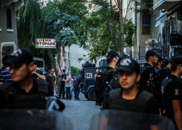 Turquía cierra un diario prokurdo y detiene a 24 empleados, entre ellos un español